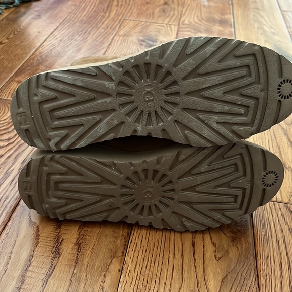 UGG boot with slight wedge - classic! - Picture 3 of 5